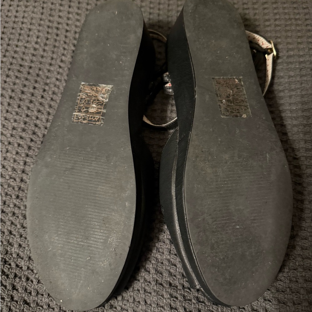 Elegant Black Cutout Sandals - Picture 4 of 4